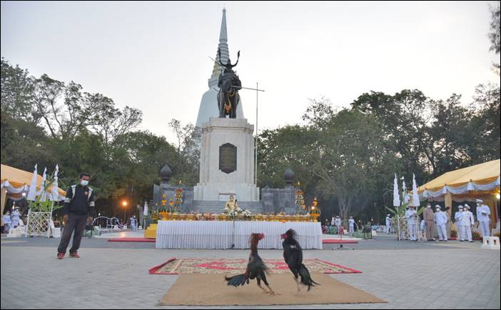 พลอากาศเอก ชลิต พุกผาสุข วางพุ่มดอกไม้ถวายราชสักการะสมเด็จพระนเรศวรมหาราช ที่จังหวัดสุพรรณบุรี