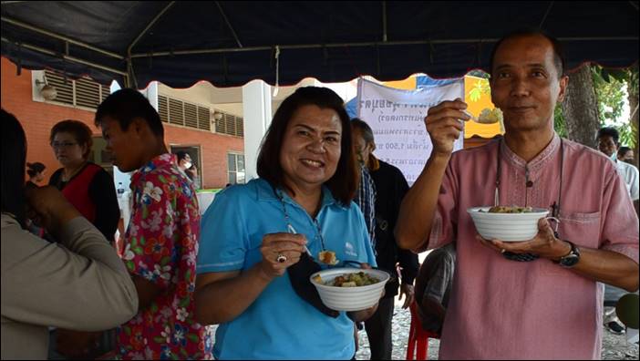 ชาวด่านช้าง ร่วมใจทำอาหารเลี้ยงผู้สูงอายุที่มาลงทะเบียนเราชนะ