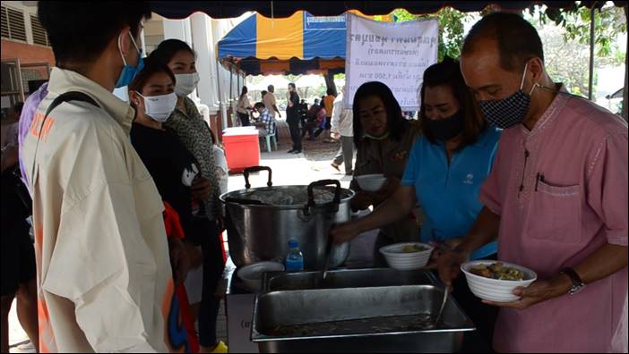 ชาวด่านช้าง ร่วมใจทำอาหารเลี้ยงผู้สูงอายุที่มาลงทะเบียนเราชนะ