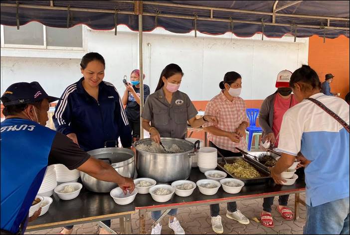 ชาวด่านช้าง ร่วมใจทำอาหารเลี้ยงผู้สูงอายุที่มาลงทะเบียนเราชนะ