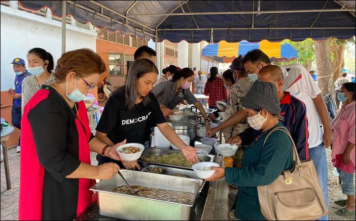 ชาวด่านช้าง ร่วมใจทำอาหารเลี้ยงผู้สูงอายุที่มาลงทะเบียนเราชนะ