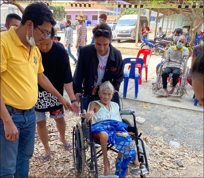 ชาวด่านช้าง ร่วมใจทำอาหารเลี้ยงผู้สูงอายุที่มาลงทะเบียนเราชนะ