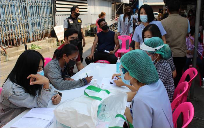 สสอ.ด่านช้าง ปฏิบัติติการเชิงรุกตั้งจุดสุ่มตรวจโควิด-19