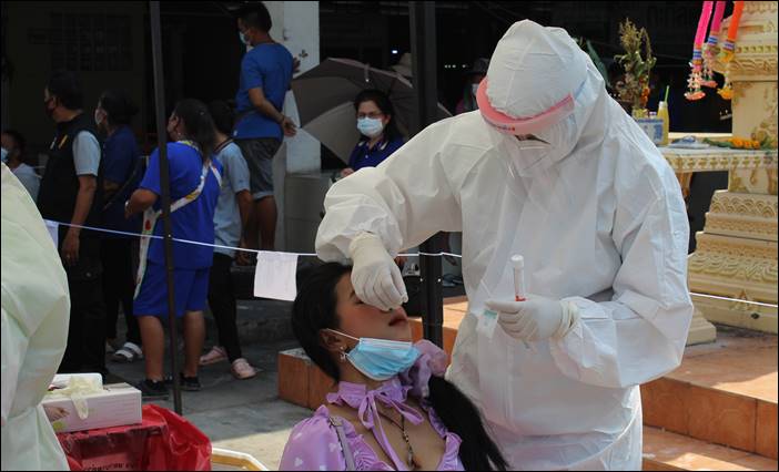 สสอ.ด่านช้าง ปฏิบัติติการเชิงรุกตั้งจุดสุ่มตรวจโควิด-19