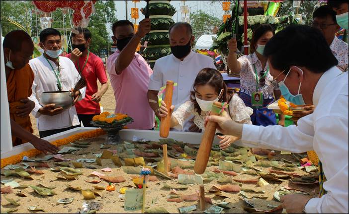 สาธุชนเนื่องแน่นวัด พิธีงานวางศิลาฤกษ์อุโบสถวัดหนองยาว (หลวงพ่อหยกขาว)