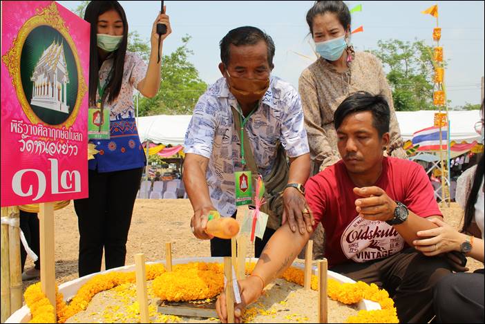 สาธุชนเนื่องแน่นวัด พิธีงานวางศิลาฤกษ์อุโบสถวัดหนองยาว (หลวงพ่อหยกขาว)