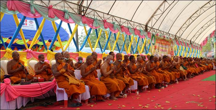 สาธุชนเนื่องแน่นวัด พิธีงานวางศิลาฤกษ์อุโบสถวัดหนองยาว (หลวงพ่อหยกขาว)