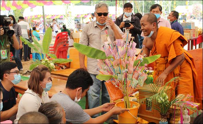 สาธุชนเนื่องแน่นวัด พิธีงานวางศิลาฤกษ์อุโบสถวัดหนองยาว (หลวงพ่อหยกขาว)