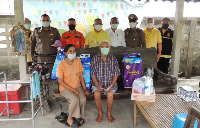 พล.ต.ต.ชยุต มารยาทตร์ "ตรวจเยี่ยมและมอบสิ่งของอุปโภคบริโภค" จนท.ชุดปฏิบัติการ (ปักกลด) และผู้ป่วยติดเตียง ชุมชนบ้านต้นโพธิ์ และชุมชนบ้านศาลเจ้า