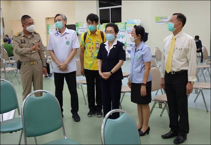 "โรงพยาบาลปทุมธานี" ผู้ว่าฯ ปทุมธานีตรวจเยี่ยมให้กำลังใจหน่วยฉีดวัคซีน ผู้ที่ลงทะเบียนผ่านแอปพลิเคชัน "หมอพร้อม"