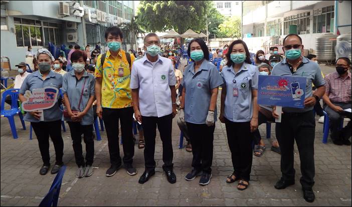 "โรงพยาบาลปทุมธานี" ผู้ว่าฯ ปทุมธานีตรวจเยี่ยมให้กำลังใจหน่วยฉีดวัคซีน ผู้ที่ลงทะเบียนผ่านแอปพลิเคชัน "หมอพร้อม"