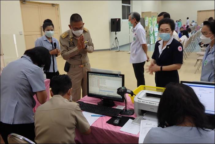 "โรงพยาบาลปทุมธานี" ผู้ว่าฯ ปทุมธานีตรวจเยี่ยมให้กำลังใจหน่วยฉีดวัคซีน ผู้ที่ลงทะเบียนผ่านแอปพลิเคชัน "หมอพร้อม"