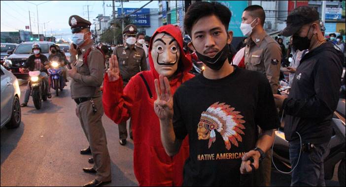 "Car Mob Call Out" ปราศรัย "ศาลากลางจังหวัดปทุมธานี" แสดงพลังขับไล่ประยุทธ์