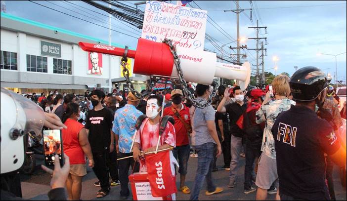 "Car Mob Call Out" ปราศรัย "ศาลากลางจังหวัดปทุมธานี" แสดงพลังขับไล่ประยุทธ์