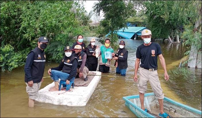 อปพร.อบต.ด่านช้าง ลงพื้นที่มอบถุงยังชีพผู้ประสบภัยน้ำท่วมอำเภอสองพี่น้อง