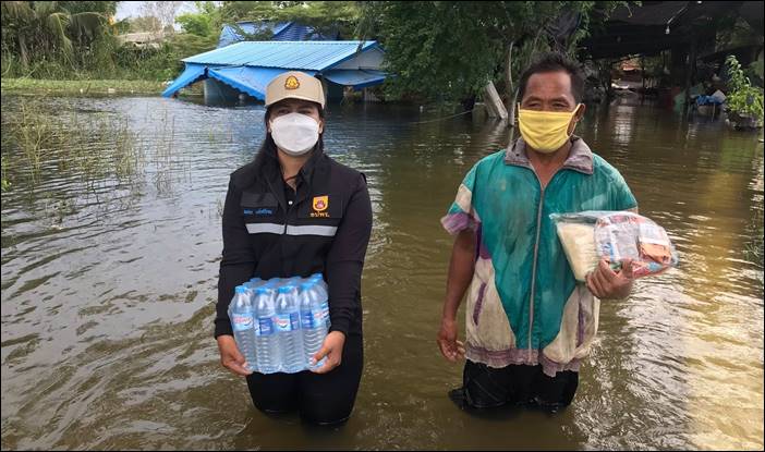 อปพร.อบต.ด่านช้าง ลงพื้นที่มอบถุงยังชีพผู้ประสบภัยน้ำท่วมอำเภอสองพี่น้อง