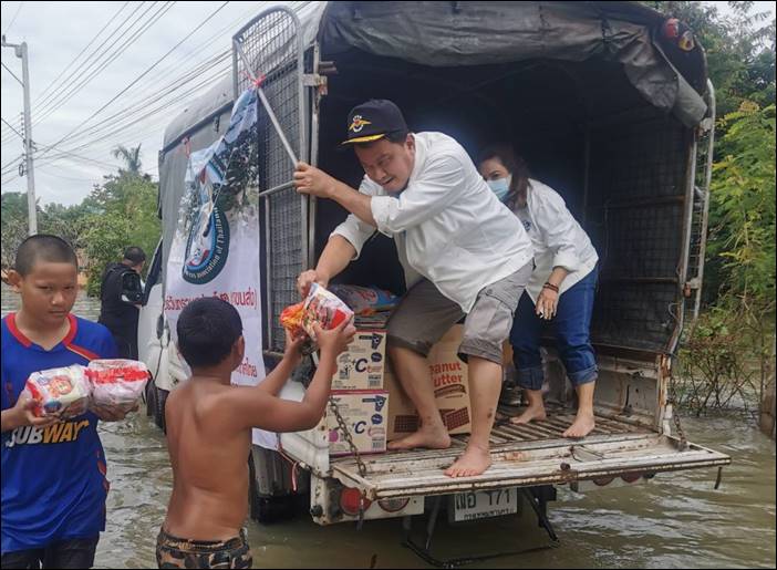 พลเอก ประสูตร รัษมีแพทย์ นายกสมาคมนายร้อยกำลังสำรอง (แห่งประเทศไทย)  ลงพื้นที่โนนสูง แจกถุงยังชีพช่วยชาวบ้านน้ำท่วม 