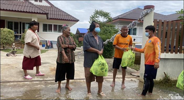 พลเอก ประสูตร รัษมีแพทย์ นายกสมาคมนายร้อยกำลังสำรอง (แห่งประเทศไทย) ลงพื้นที่โนนสูง แจกถุงยังชีพช่วยชาวบ้านน้ำท่วม