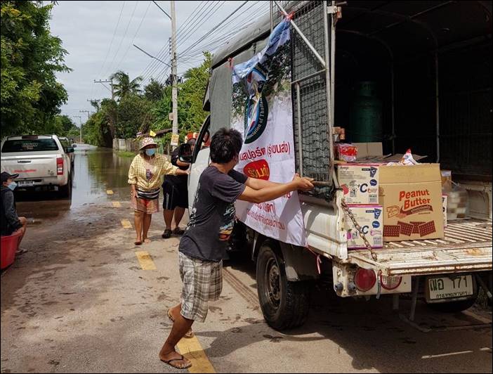 พลเอก ประสูตร รัษมีแพทย์ นายกสมาคมนายร้อยกำลังสำรอง (แห่งประเทศไทย) ลงพื้นที่โนนสูง แจกถุงยังชีพช่วยชาวบ้านน้ำท่วม