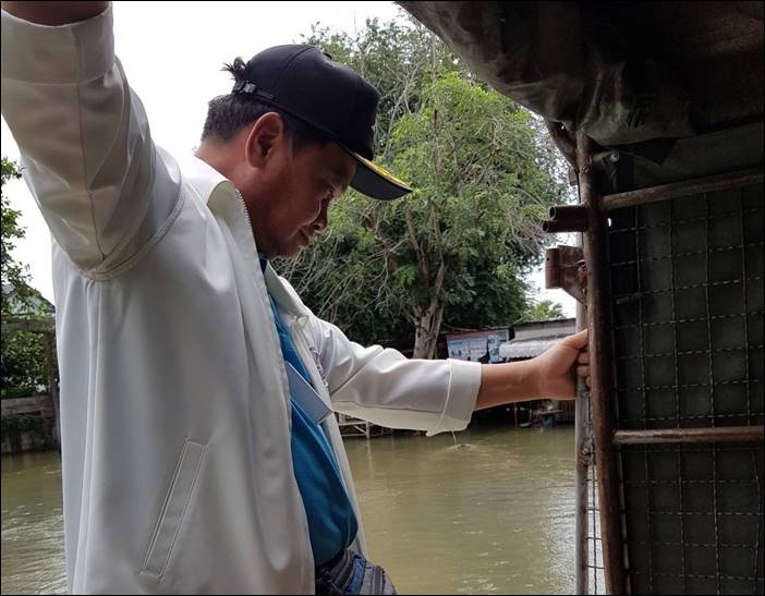 พลเอก ประสูตร รัษมีแพทย์ นายกสมาคมนายร้อยกำลังสำรอง (แห่งประเทศไทย) ลงพื้นที่โนนสูง แจกถุงยังชีพช่วยชาวบ้านน้ำท่วม