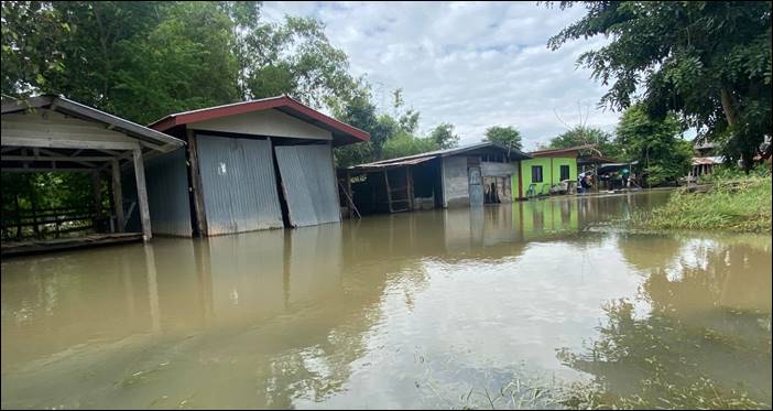 พลเอก ประสูตร รัษมีแพทย์ นายกสมาคมนายร้อยกำลังสำรอง (แห่งประเทศไทย) ลงพื้นที่โนนสูง แจกถุงยังชีพช่วยชาวบ้านน้ำท่วม