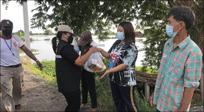 สุพรรณบุรี พระสงฆ์ร่วมกับ อปพร.ด่านช้าง แจกถุงยังชีพ ช่วยน้ำท่วมผู้ประสบอุทกภัย