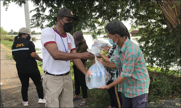 สุพรรณบุรี พระสงฆ์ร่วมกับ อปพร.ด่านช้าง แจกถุงยังชีพ ช่วยน้ำท่วมผู้ประสบอุทกภัย