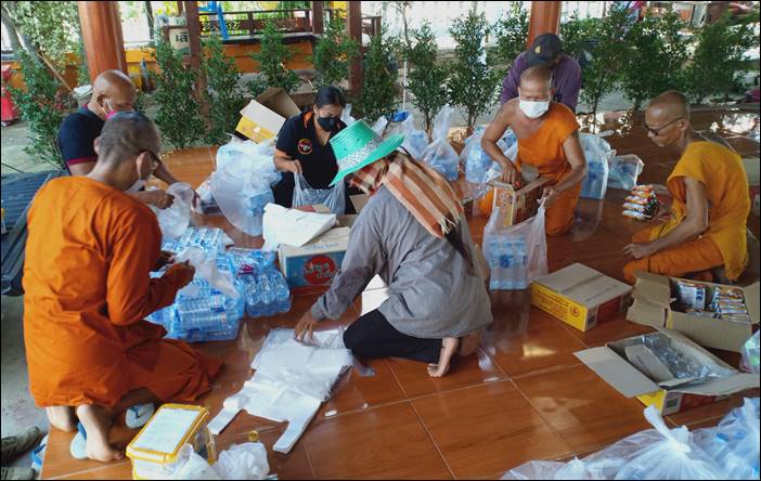 สุพรรณบุรี พระสงฆ์ร่วมกับ อปพร.ด่านช้าง แจกถุงยังชีพ ช่วยน้ำท่วมผู้ประสบอุทกภัย