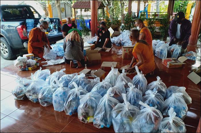 สุพรรณบุรี พระสงฆ์ร่วมกับ อปพร.ด่านช้าง แจกถุงยังชีพ ช่วยน้ำท่วมผู้ประสบอุทกภัย