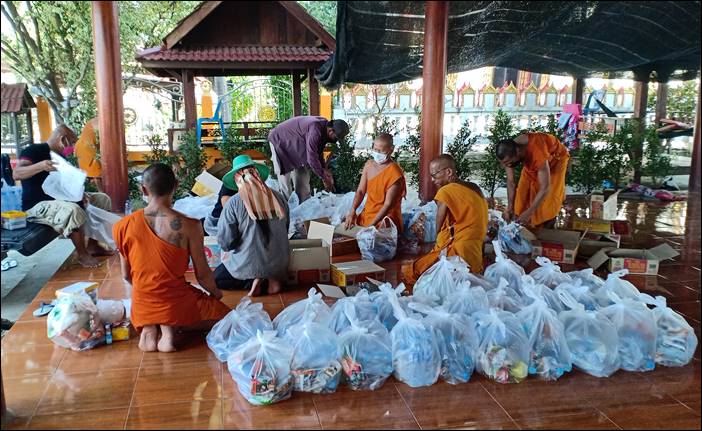 สุพรรณบุรี พระสงฆ์ร่วมกับ อปพร.ด่านช้าง แจกถุงยังชีพ ช่วยน้ำท่วมผู้ประสบอุทกภัย