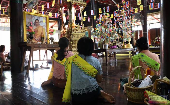 สมุทรสาคร วัดเจ็ดริ้ว มีการจัดประเพณีออกพรรษา โดยการตักบาตรดอกไม้ และล้างเท้าพระที่หาชมได้ยาก