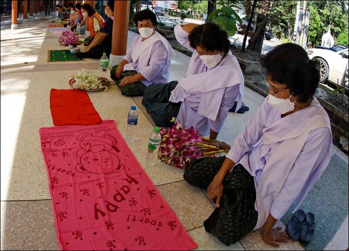 สมุทรสาคร วัดเจ็ดริ้ว มีการจัดประเพณีออกพรรษา โดยการตักบาตรดอกไม้ และล้างเท้าพระที่หาชมได้ยาก