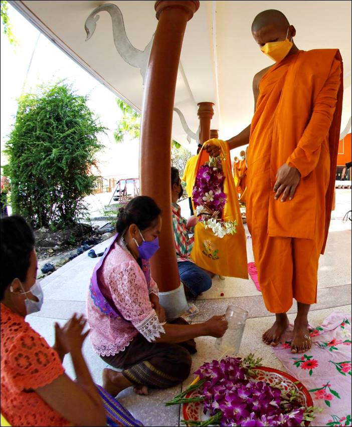 สมุทรสาคร วัดเจ็ดริ้ว มีการจัดประเพณีออกพรรษา โดยการตักบาตรดอกไม้ และล้างเท้าพระที่หาชมได้ยาก