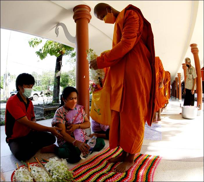 สมุทรสาคร วัดเจ็ดริ้ว มีการจัดประเพณีออกพรรษา โดยการตักบาตรดอกไม้ และล้างเท้าพระที่หาชมได้ยาก