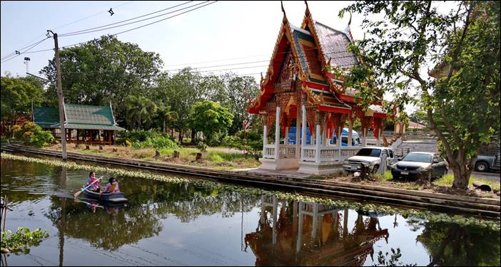 สมุทรสาคร วัดเจ็ดริ้ว มีการจัดประเพณีออกพรรษา โดยการตักบาตรดอกไม้ และล้างเท้าพระที่หาชมได้ยาก