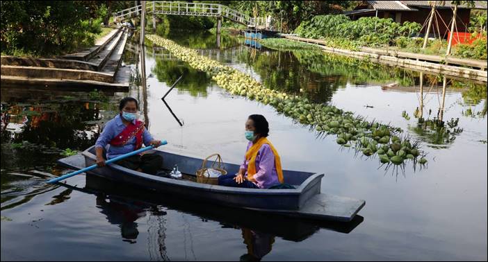 สมุทรสาคร วัดเจ็ดริ้ว มีการจัดประเพณีออกพรรษา โดยการตักบาตรดอกไม้ และล้างเท้าพระที่หาชมได้ยาก