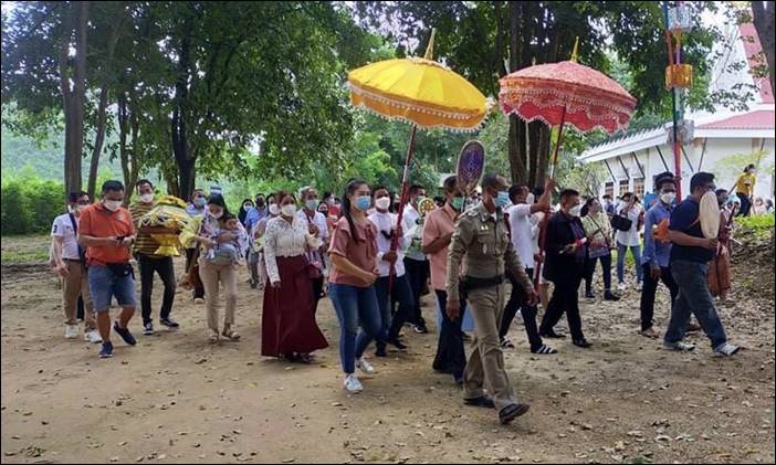 ฮือฮา ทอดกฐินมีดดาบ หลวงพ่อขุนด่าน วัดดงเสลา หนึ่งเดียวในไทย