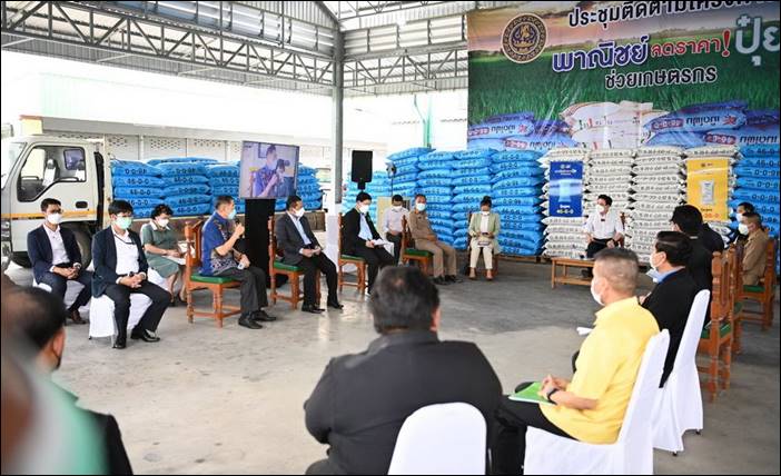 กรมส่งเสริมสหกรณ์ กระทรวงเกษตรและสหกรณ์ สหกรณ์การเกษตรในจังหวัดนนทบุรี ลดราคาจำหน่ายแม่ปุ๋ยและปุ๋ยเคมีเพื่อช่วยเหลือเกษตรกรจากปัญหาราคาปุ๋ยเคมีที่ปรับตัวสูงขึ้น