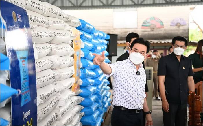 กรมส่งเสริมสหกรณ์ กระทรวงเกษตรและสหกรณ์ สหกรณ์การเกษตรในจังหวัดนนทบุรี ลดราคาจำหน่ายแม่ปุ๋ยและปุ๋ยเคมีเพื่อช่วยเหลือเกษตรกรจากปัญหาราคาปุ๋ยเคมีที่ปรับตัวสูงขึ้น