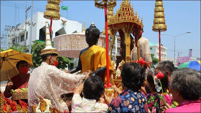 ผวจ.สุพรรณบุรี เปิดงานประเพณีสงกรานต์วิถีใหม่สืบสานวัฒนธรรมไทย ขบวนแห่พระ-สรงน้ำ พระพุทธรูปศักดิ์สิทธิ์อำเภอด่านช้าง