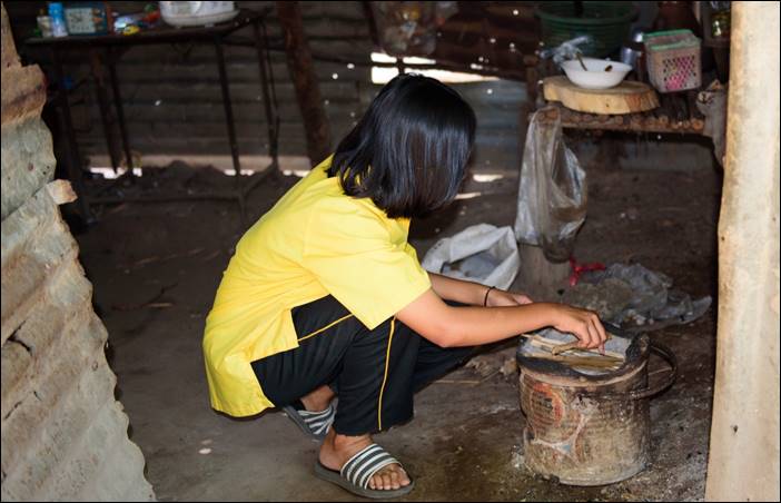 ศคพ.จังหวัดสุพรรณบุรี และ พมจ.สุพรรณบุรี ร่วมกับหน่วยงานท้องถิ่นเยี่ยมบ้านสองพี่น้องนักเรียนยากไร้