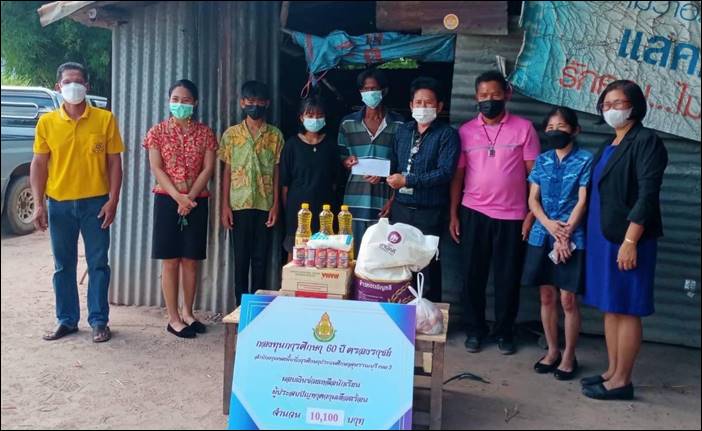 ศคพ.จังหวัดสุพรรณบุรี และ พมจ.สุพรรณบุรี ร่วมกับหน่วยงานท้องถิ่นเยี่ยมบ้านสองพี่น้องนักเรียนยากไร้