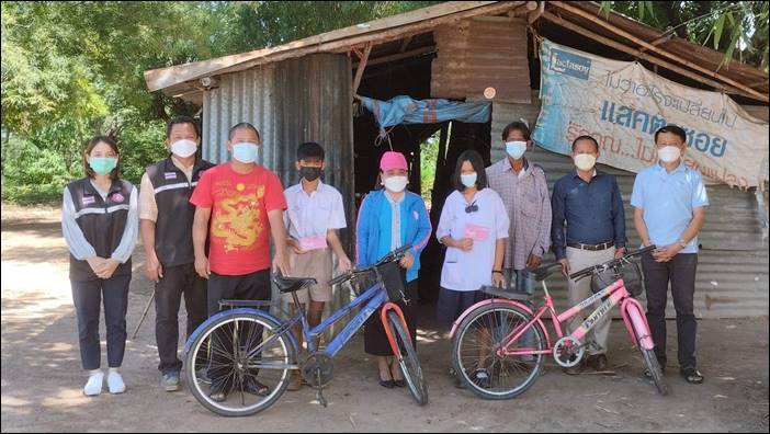 ศคพ.จังหวัดสุพรรณบุรี และ พมจ.สุพรรณบุรี ร่วมกับหน่วยงานท้องถิ่นเยี่ยมบ้านสองพี่น้องนักเรียนยากไร้