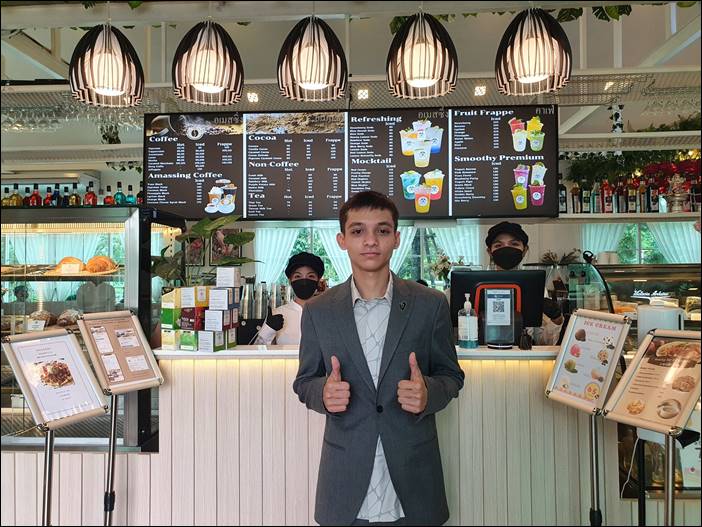 หนุ่มรูปหล่อวัย 20 เปิดร้านอาหาร&คอฟฟี่ แบบชิวๆสุดเก๋ หลากหลายสไตล์ จนได้รับรางวัลร้านสะอาดปลอดภัย อันดับ 1 ของ จ.ปทุมธานี