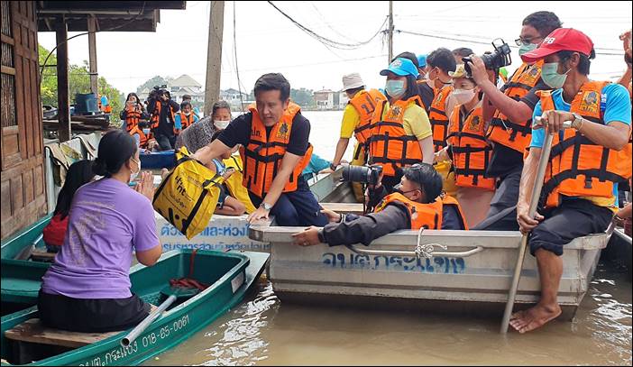 รัฐมนตรีว่าการกระทรวงดิจิทัลเพื่อเศรษฐกิจและสังคม (รมว.ดศ) ลงพื้นที่ติดตามสถานการณ์อุทกภัยน้ำท่วมปทุมธานี