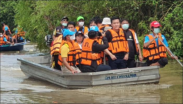 รัฐมนตรีว่าการกระทรวงดิจิทัลเพื่อเศรษฐกิจและสังคม (รมว.ดศ) ลงพื้นที่ติดตามสถานการณ์อุทกภัยน้ำท่วมปทุมธานี