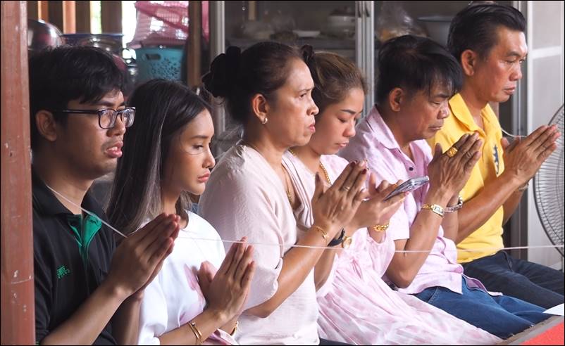 หลวงพ่อวัดบ้านด่าน ปลื้ม ร้านเพาเวอร์แก๊ส โดย บก.หน่อย ช่างเล็ก พร้อมครอบครัวร่วมถวายรถยนต์ เชพโรเลตใช้ในกิจของสงฆ์